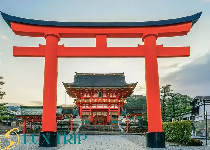 معبد فوشیمی ایناری رازهای پنهان پشت دروازه‌های سرخ کیوتو